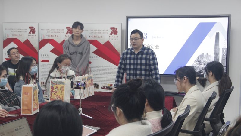 签订电工培训包就业合同时，首先要明确合同内容。合同应包括但不限于以下条款：