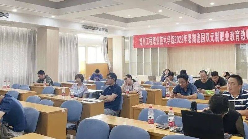 以下是一些电工培训教材推荐：